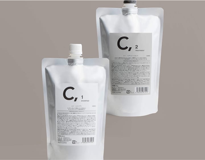 女性のヘアカットをしている様子です